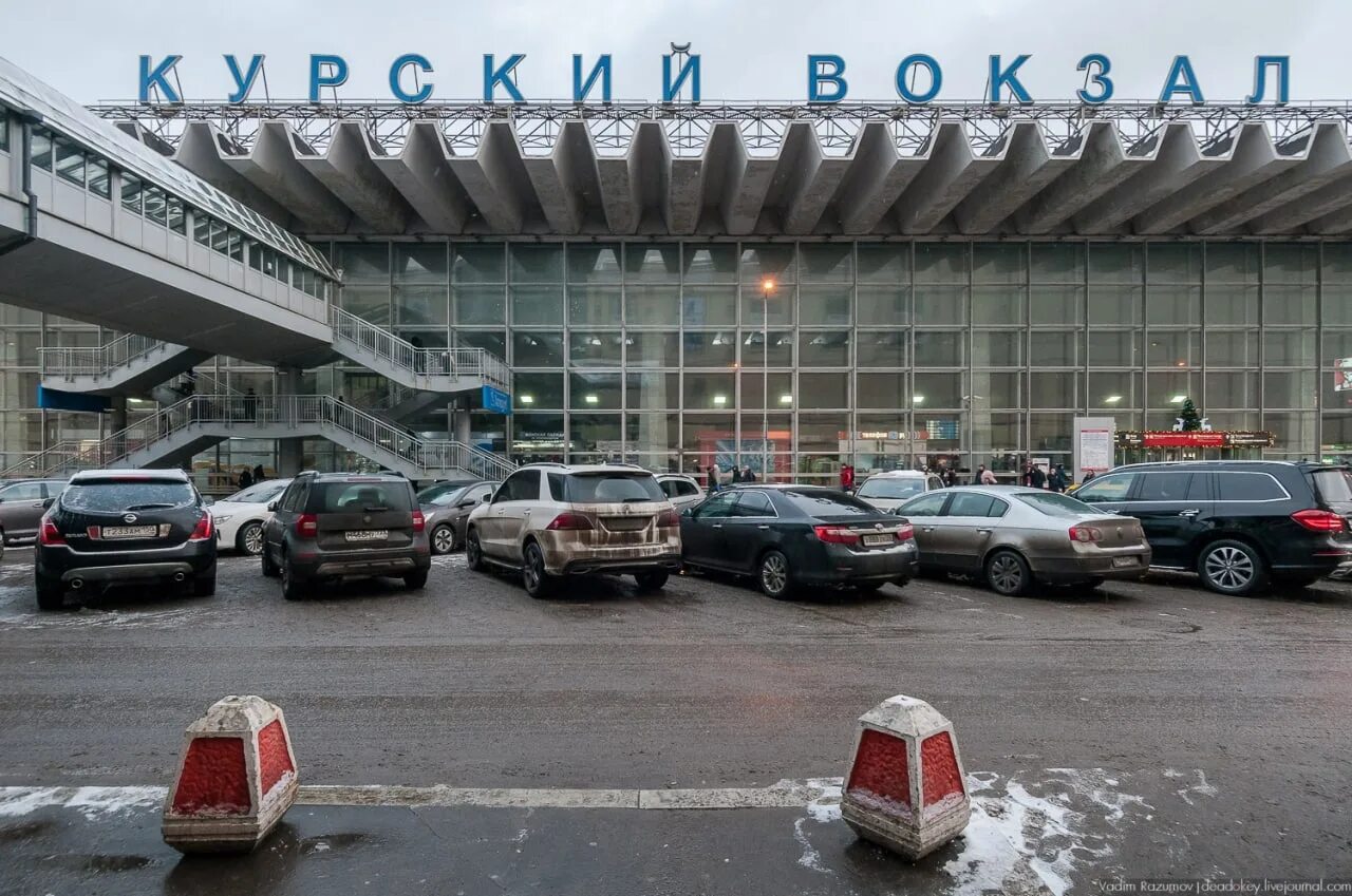 Курский вокзал москва. Курский вокзал старое здание. Курский жд вокзал москва. Курский вокзал кремль. Вокзалы москвы курский вокзал.