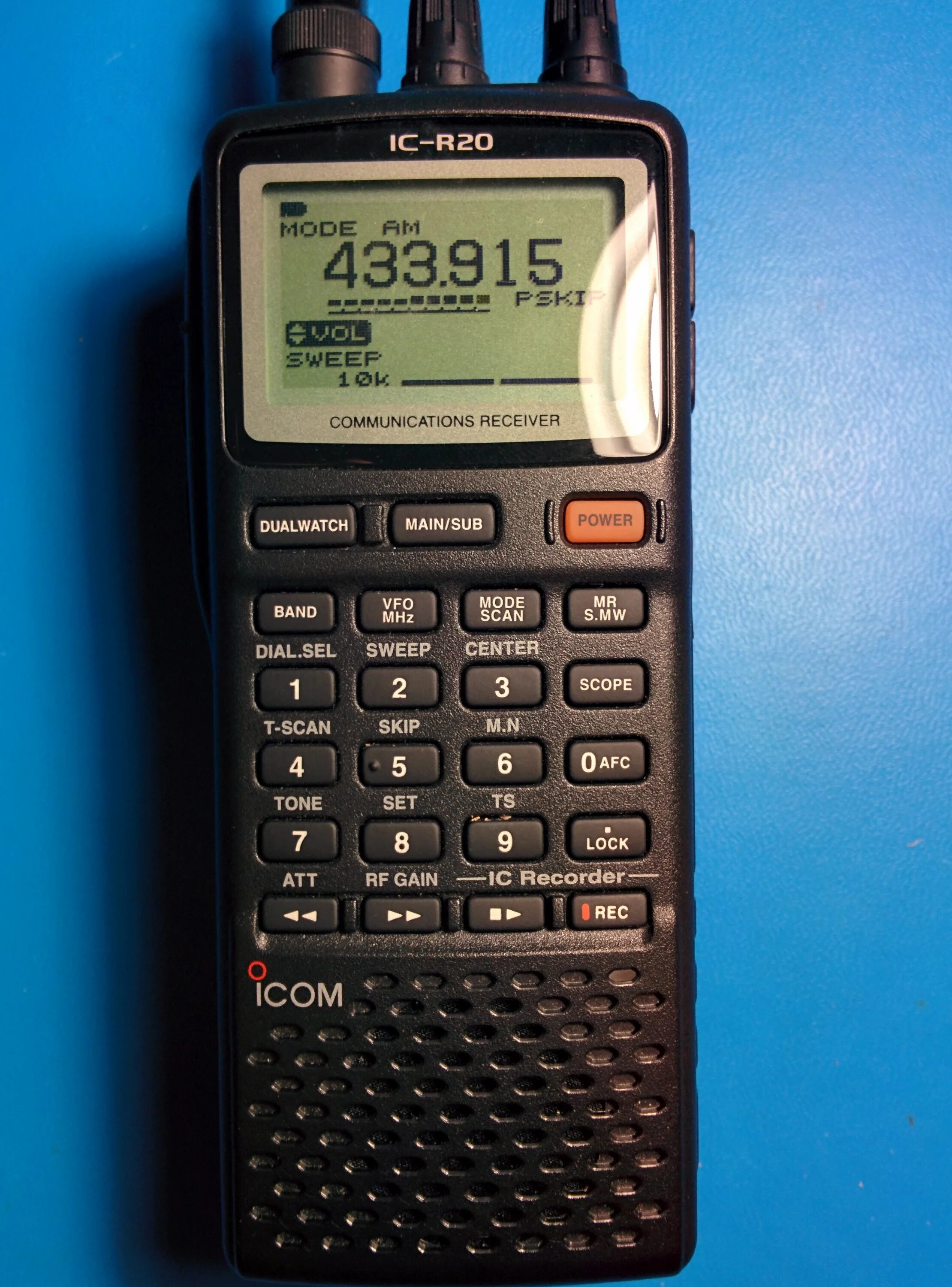 Радиостанция yaesu submersible vx 6 на белом фоне. Yaesu ft 7900. Частоты сатком баофенг. Радиостанции с диапазоном приема от 0-999. Vx-3r yaesu валкодер.