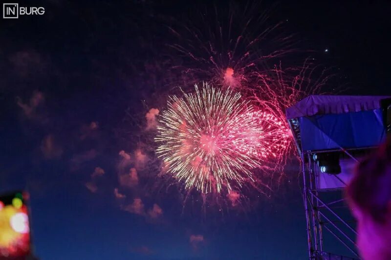 Как сбросить салют. Большой салют. Салют победы. Рисование праздничный салют. Салют сибири омск.