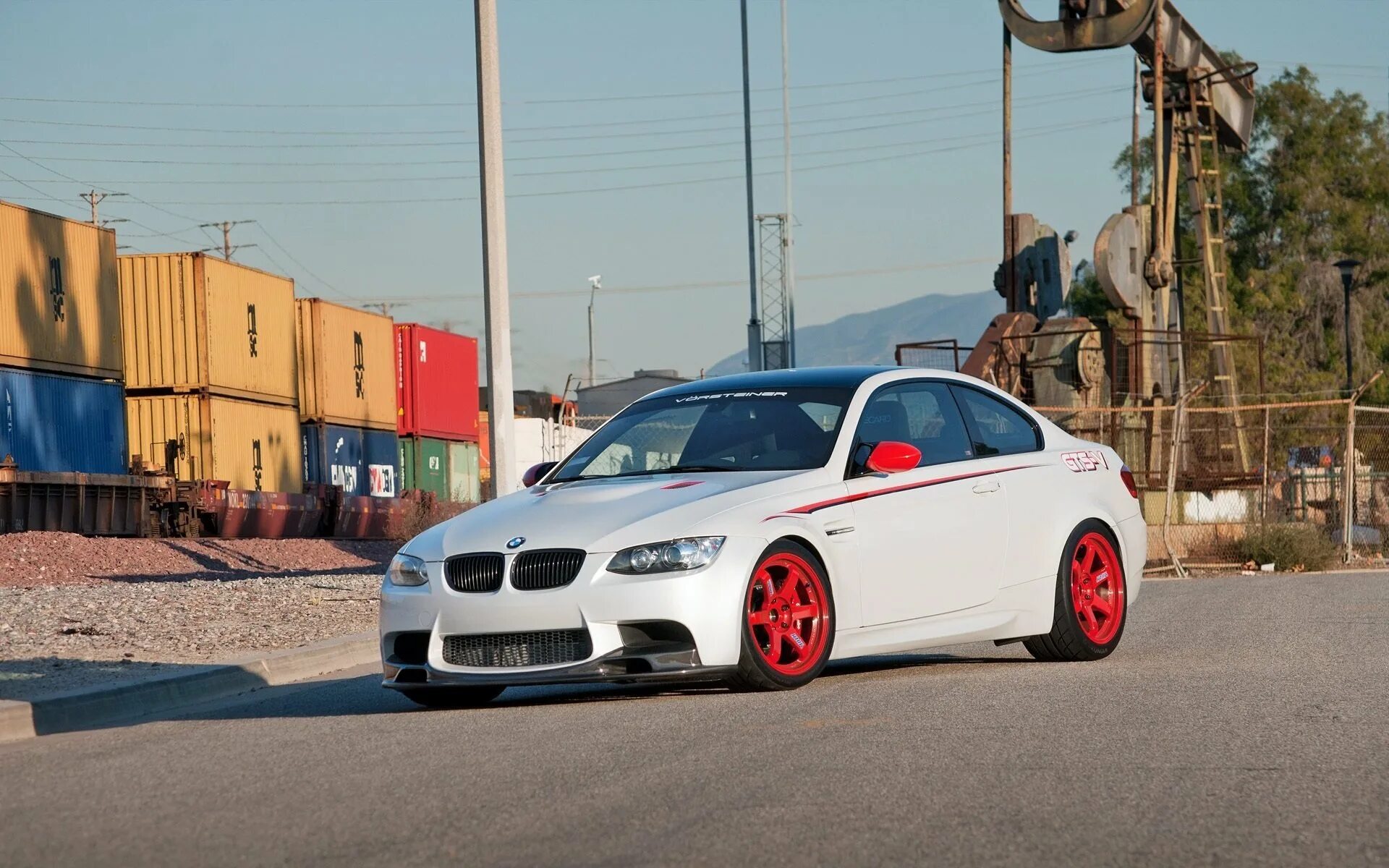 Бело красный автомобиль. BMW m3 e92 GTS. BMW m3 e92 GTS Red. BMW m3 e92 GTS White. BMW 3 купе (e92) m3 GTS.