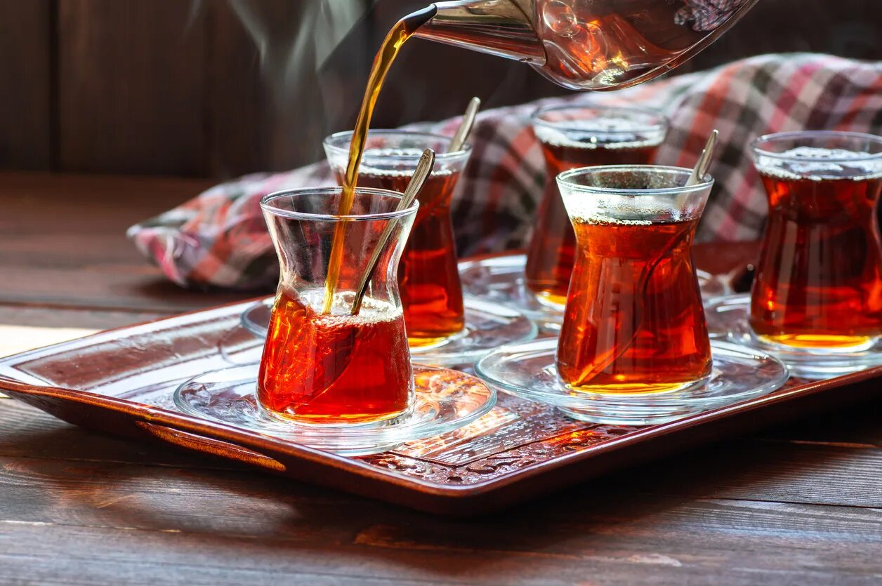 Турецкий чай. Традиционный турецкий чай. Турецкий чай фото. Турецкое чаепитие. Пили по турецки говорили