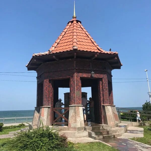 Бювет зеленоградск. Бювет королевы луизы в зеленоградске. Бювет в зеленоградске королевы. Бювет королевы луизы в зеленоградске. Скульптура бегущая по волнам зеленоградск.