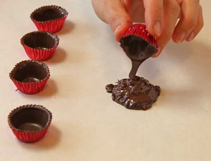 Chocolate cups. Чаша из шоколада. Лепестки из шоколада. Чашка из шоколада. Как сделать лепестки из шоколада.