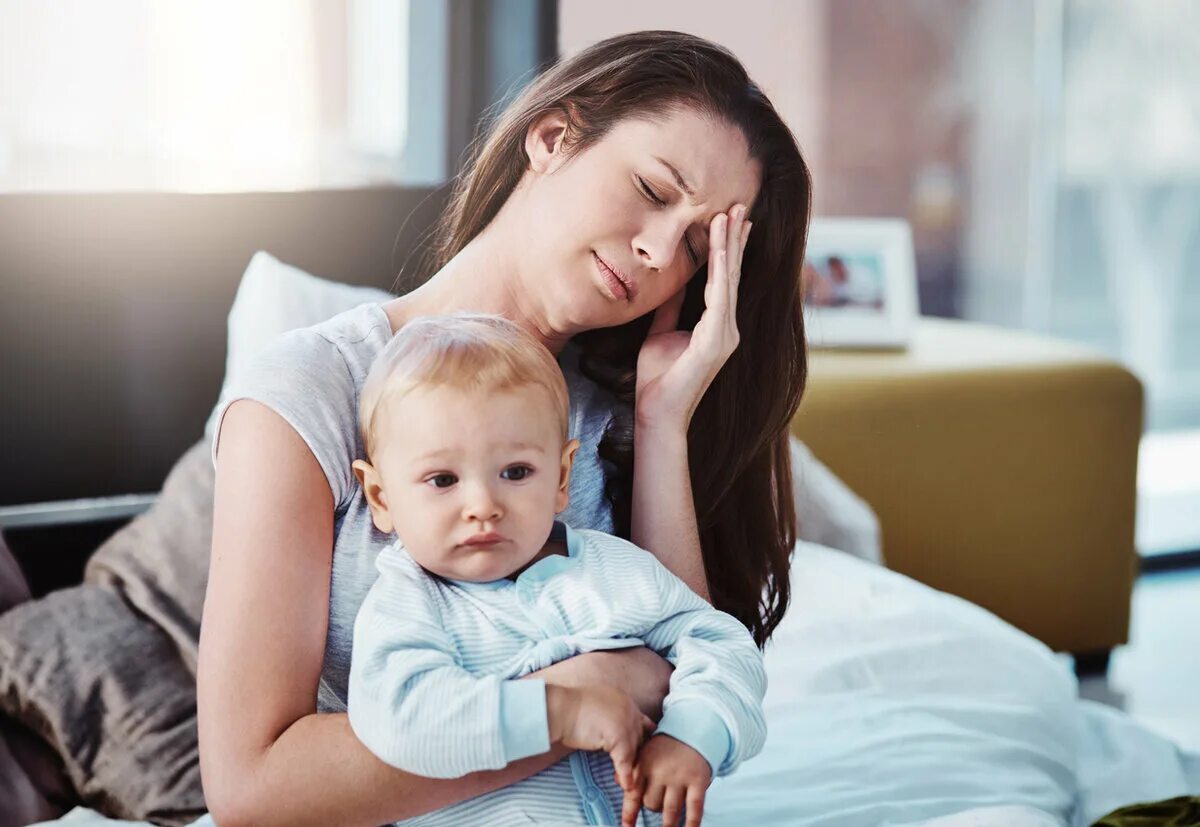 Ребенок сидит. Успешная мама с ребенком. Уставшая женщина с детьми. Женщина с ребенком у компьютера. Сижу в декретном с ребенком.