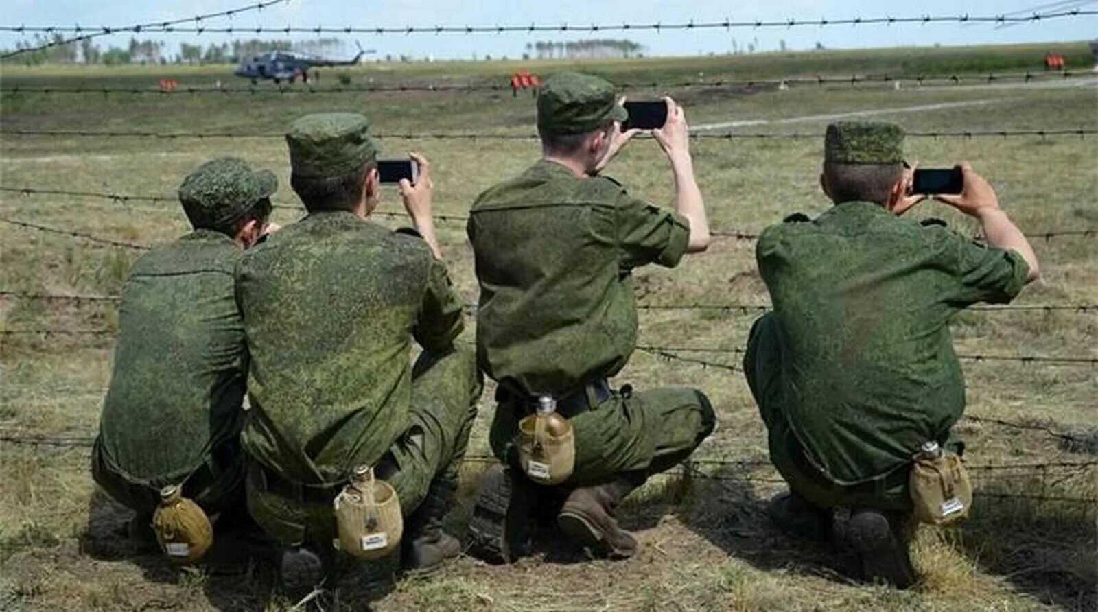 Армия навещать. Военный телефон. Солдат с мобильником. Военнослужащие фотографируются. Солдат с телефоном.