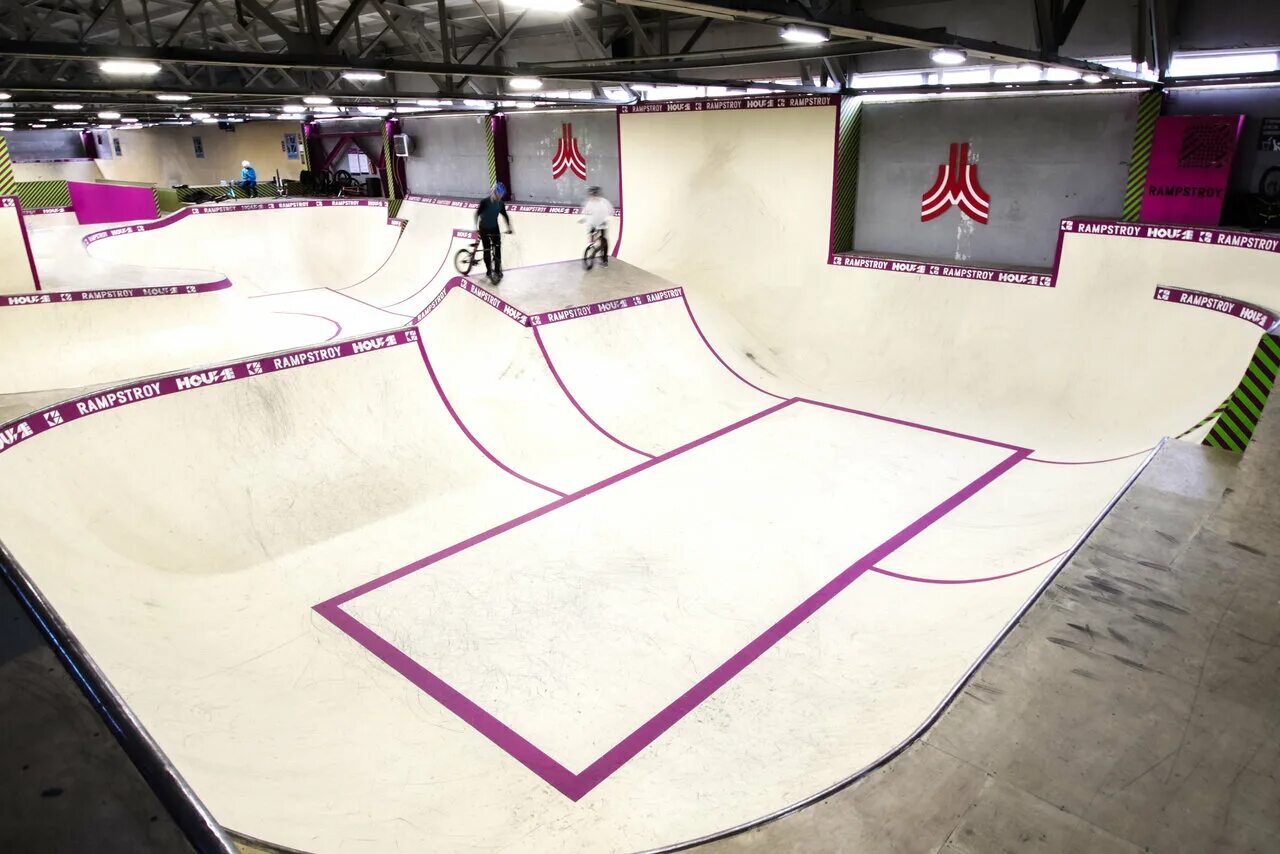 Улица маршала полубоярова 16. Ул. Скейт парк рам строй хаус в москве. Строй московское шоссе. Максима строй.