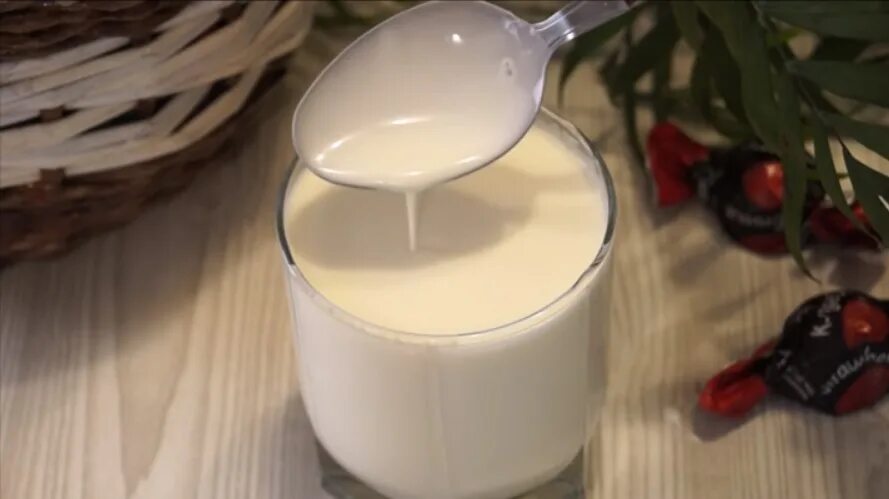 Почему сметана горчит. Молоко домашнее. Сливки из молока. Сметана домашняя. Масло из молока.