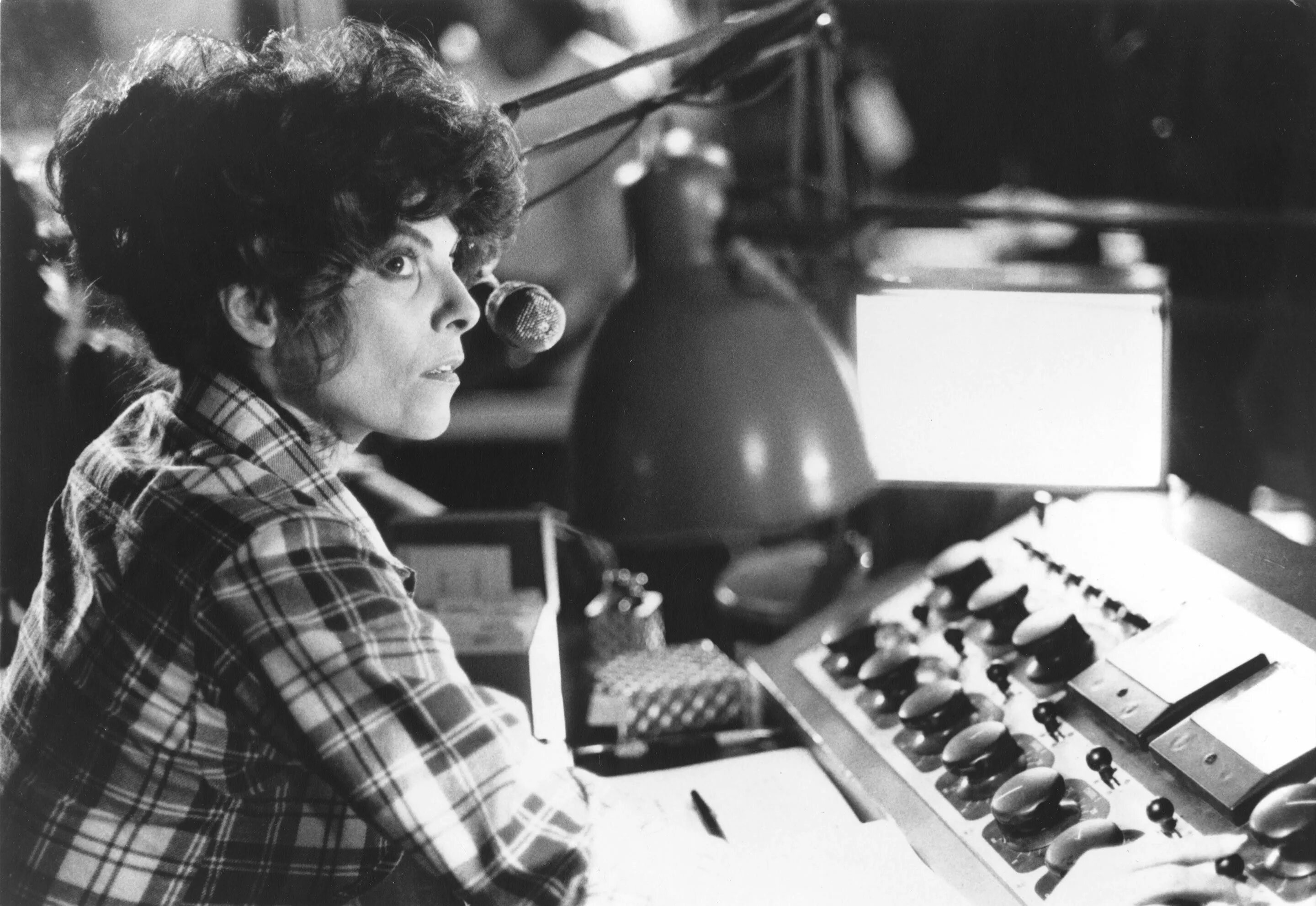 She listen to the radio. Джон Карпентер 1980. Эдриенн Барбо в 1980. Джон Карпентер туман. Джо Крапентер и Эдриен Барбо.