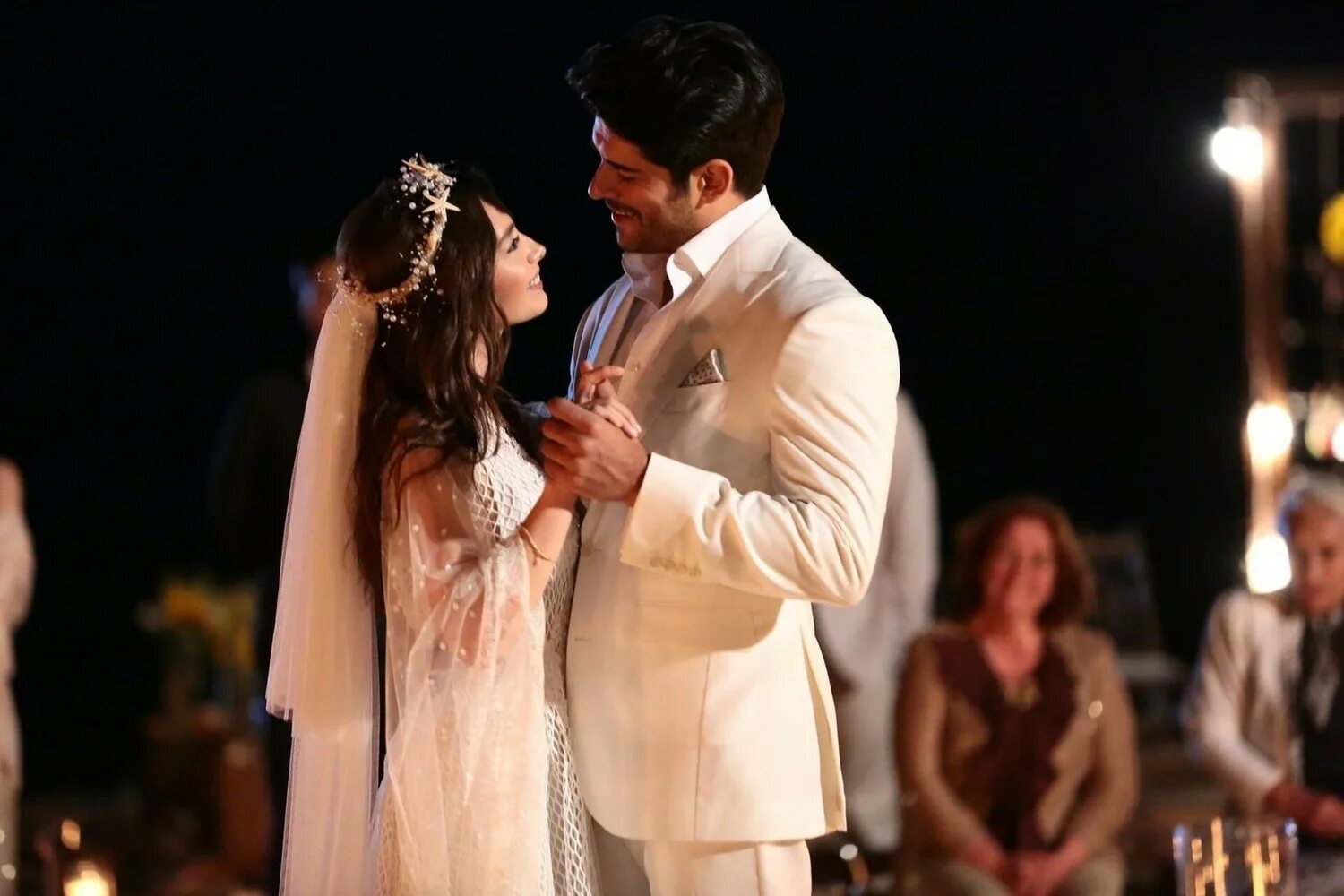 Эмир и кемаль финал. Любовь она бывает разной стих. Любовь какая на ю. Любовь какая на ю. Чёрная любовь турецкий сериал бурак озчивит.