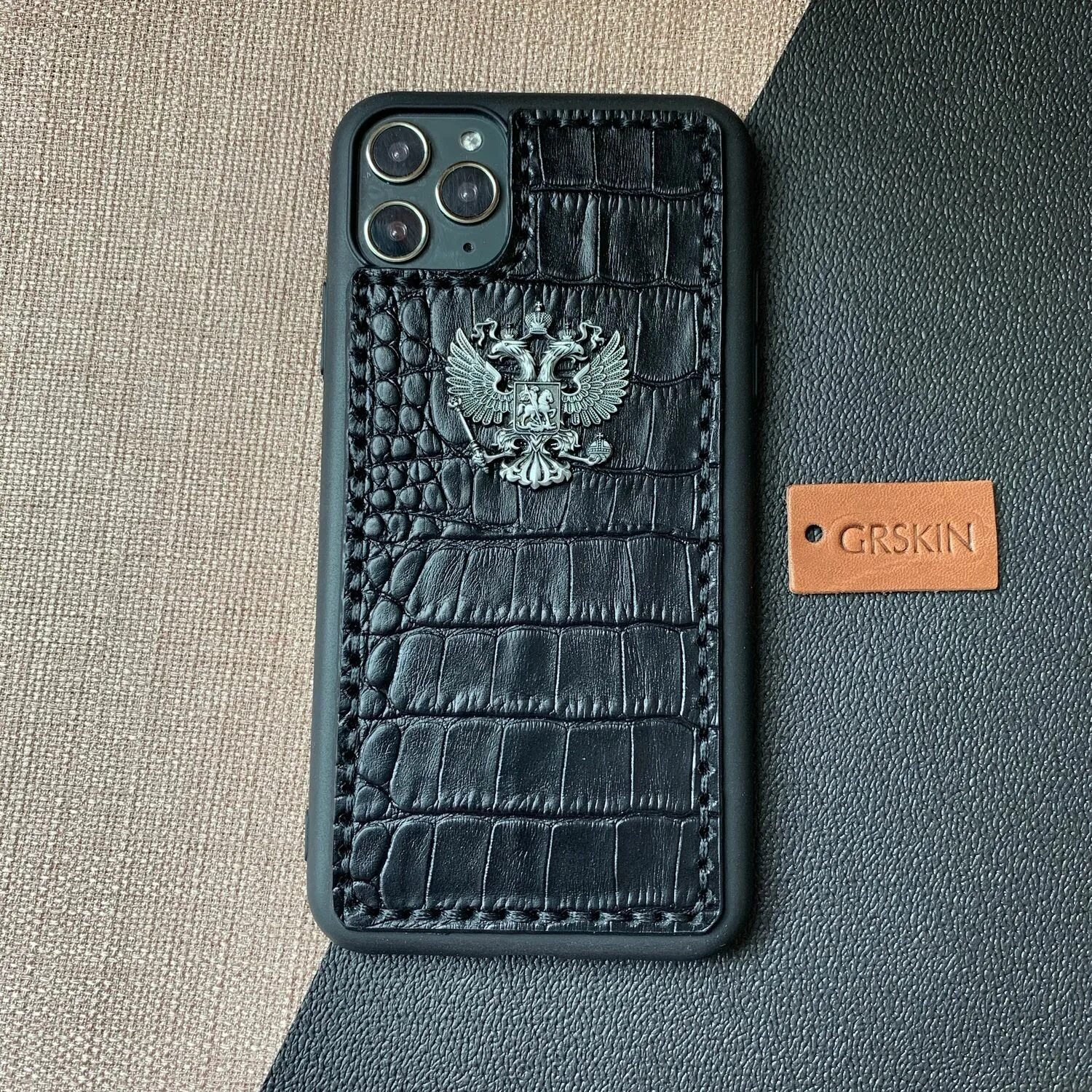 Чехол 13 pro max кожа. Кожаный чехол для iphone 11 pro. кожаный чехол для iphone 11 pro max. кожаный чехол iphone 13 pro max с гербом. чехол кожаный крокодил для iphone 13 pro max.