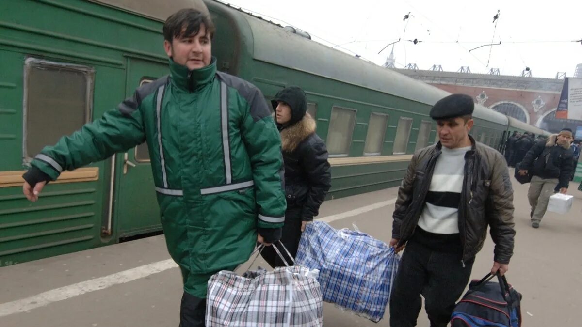 Как живут на заработках. Гастарбайтеры в общаге. Квартира бедного человека. Как живут на заработках. Уехать на заработки.