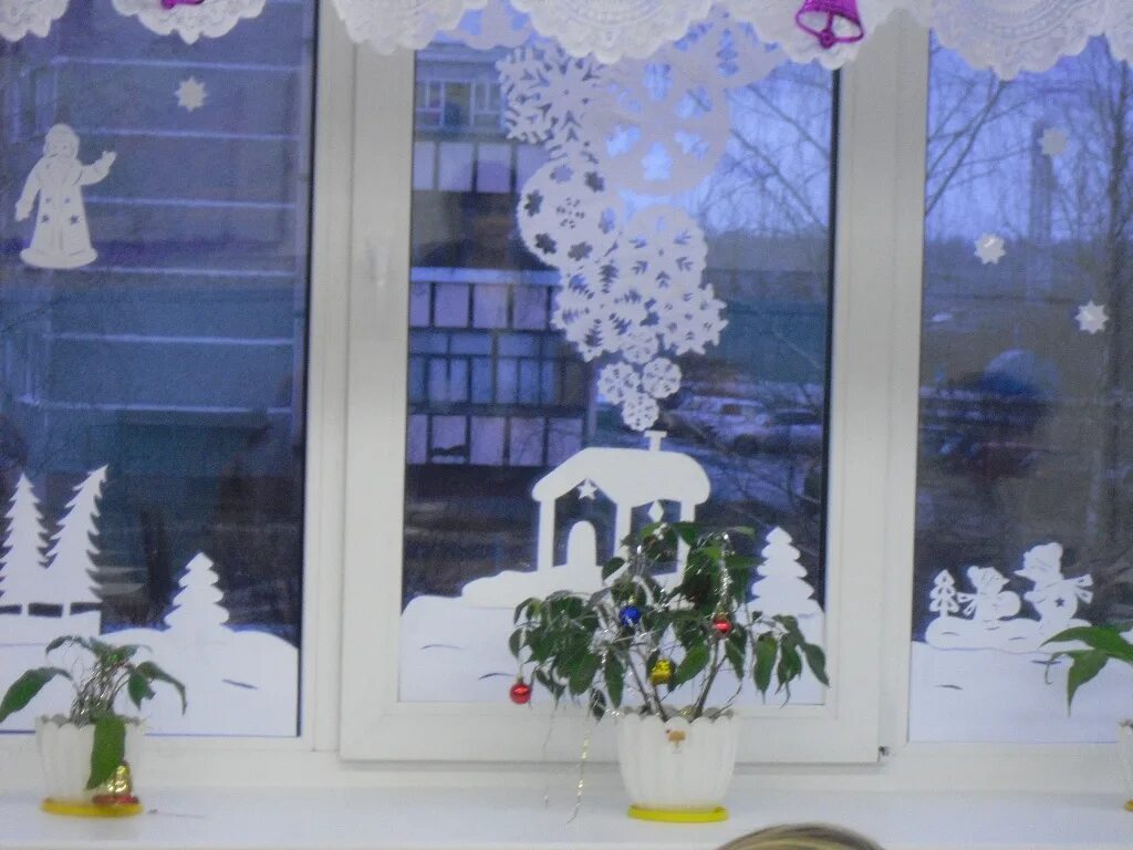 современное украшение окон в школе на новый год. новогоднее украшение окон в школе. окна в школе на новый год 2024. шедевр на окне. украшение школьных окон.