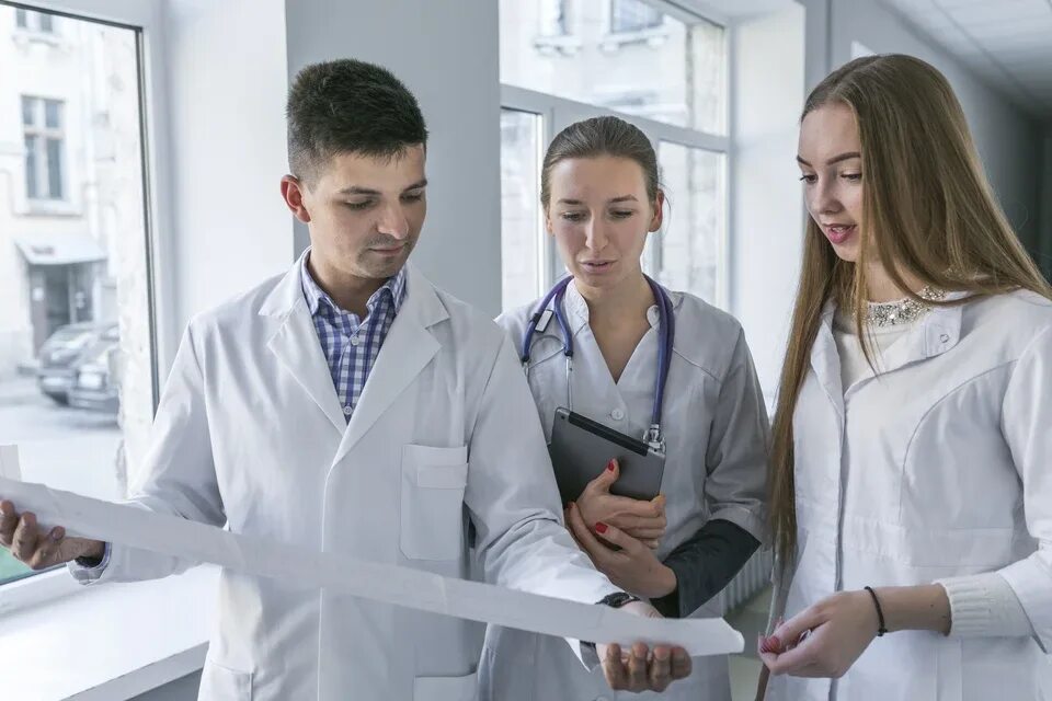 Paging doctor. Doctor mike varshavski. Личная страница доктора. Врач на белом фоне. Доктор по вызову франция.