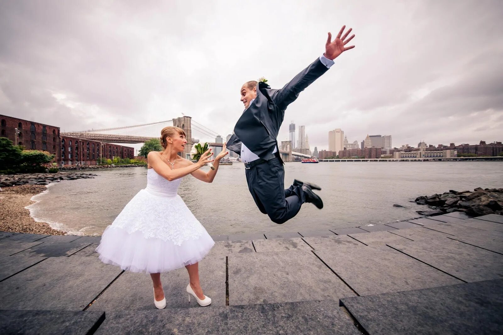 Необычные свадебные фотосессии. Необычные фотосессии молодоженов. Необычная свадьба на пляже. Креативная реклама свадьба. Фотограф фотографирует свадьбу.