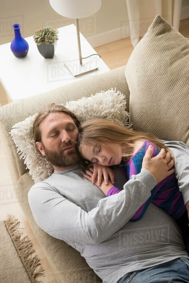 Stepdad daughter. Sleeping with dad. Daddy and дочь. Daughter and dad в кровати. Sleep with father.