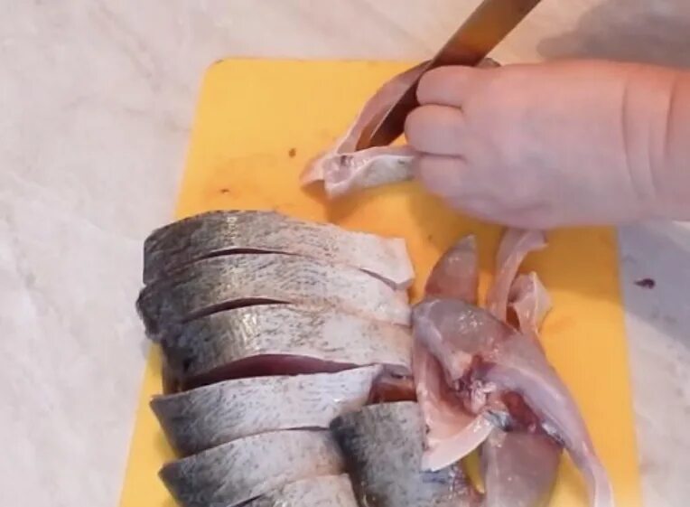 Как засолить толстолобика кусочками. Нарезка из толстолобика. толстолобик рыба нарезанная. толстолобик разрезанный. рыба нарезанная на порции оборудование.