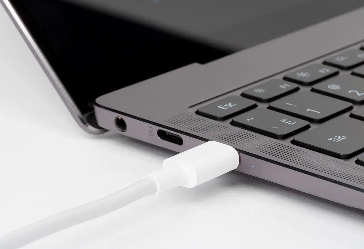 Type c от ноутбука зарядить телефон. Разъем type c huawei matebook. huawei matebook d15 usb c type c. huawei matebook d 15 type c разъем. зарядка для ноутбука huawei matebook.