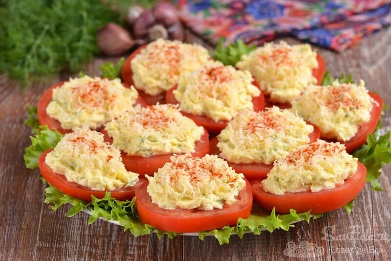 Помидоры с сыром с фото. Помидоры с сыром и чесноком. Закуска помидоры с сыром и чесноком. Закуска с сыром и чесноком. Помидоры с сыром и чесноком и майонезом.