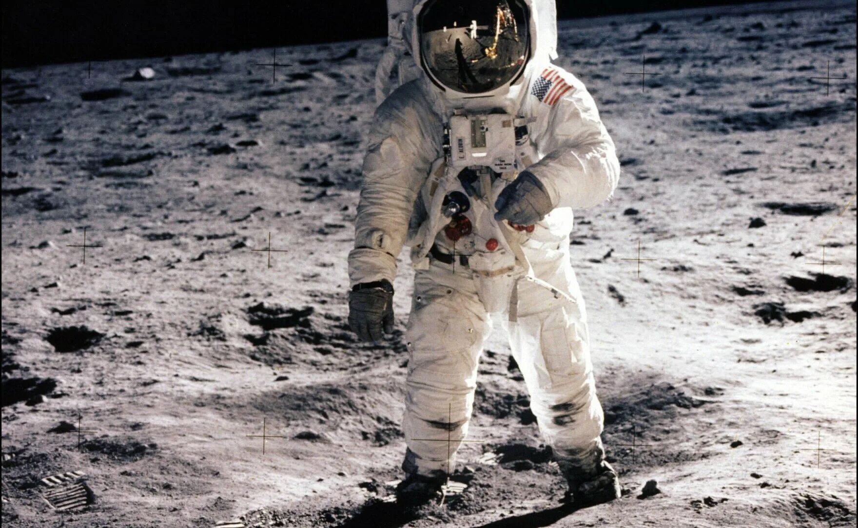 The astronauts on the moon. Скафандр Аполлон 11. Новейшее время космос. Новейшее время фото.