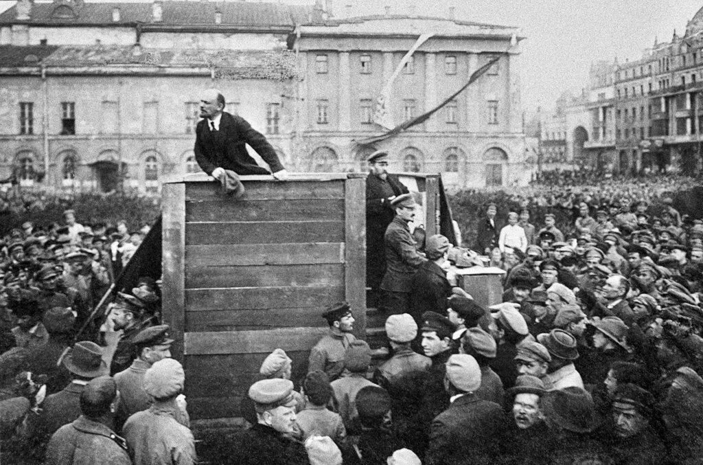 Революции в 1917 1920 годах. Ленин выступает 1917. Революции в 1917 1920 годах. Революция 1917 года петроград. Ленин 1917.
