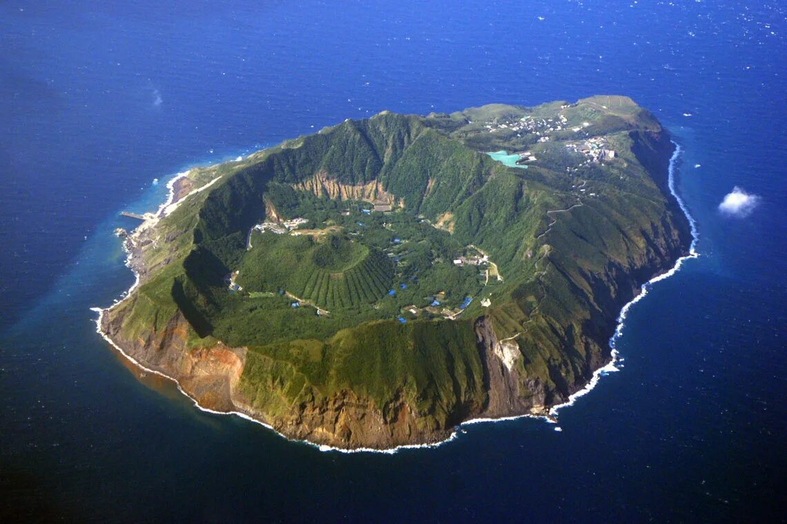 Volcano island. Остров Аогашима, Япония. Вулкан Аогасима, Япония. Аогашима остров вулкан. Аогашима вулканический японский.