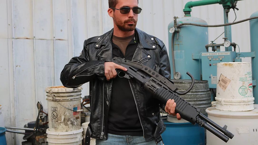 Человек держит шар. Человек показываетс класс. Брутальный мужчина. Парень держит визитку. Мужик с молотком.