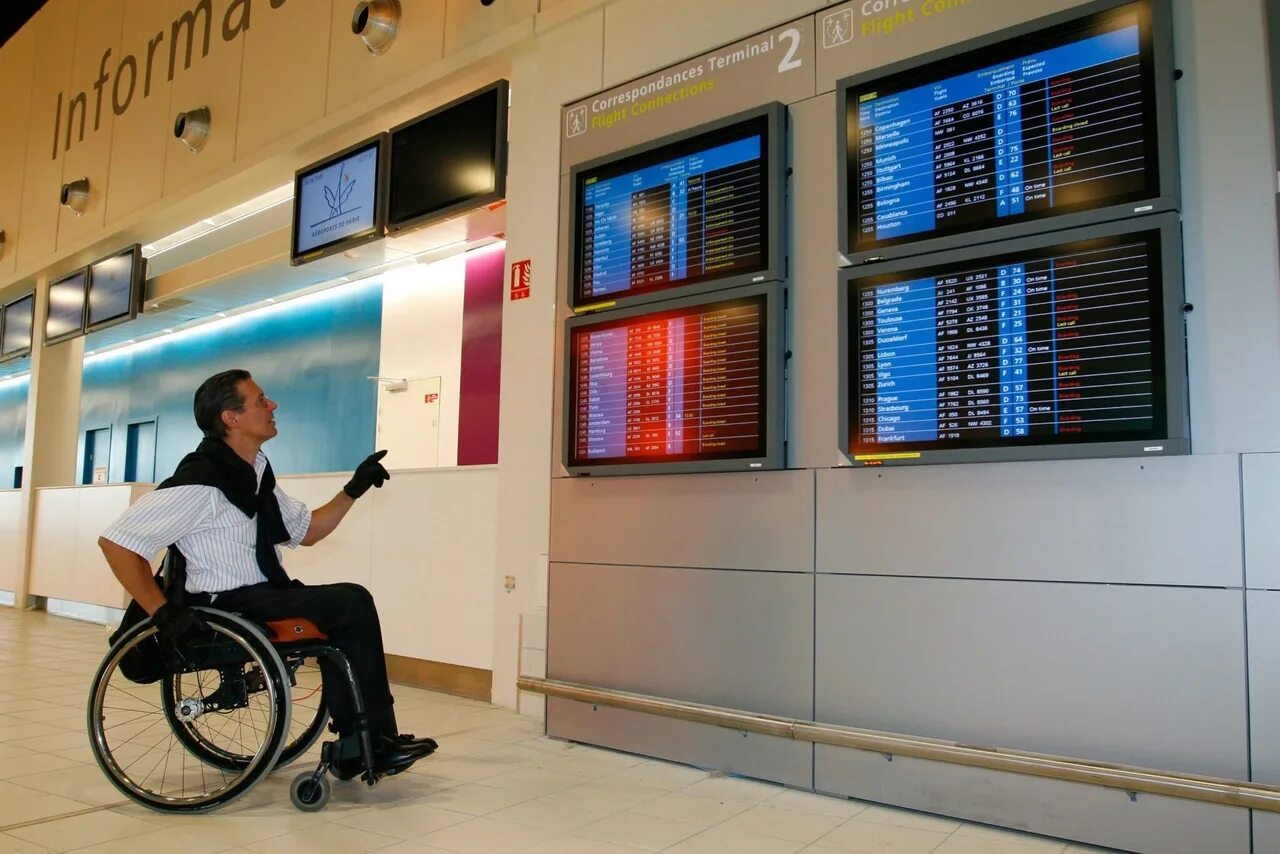 Доступному в пункте. Инвалиды в аэропорту. Стойка регистрации для инвалидов. Пассажиры с ограниченными возможностями аэропорт. Оборудование для инвалидов в аэропорту.