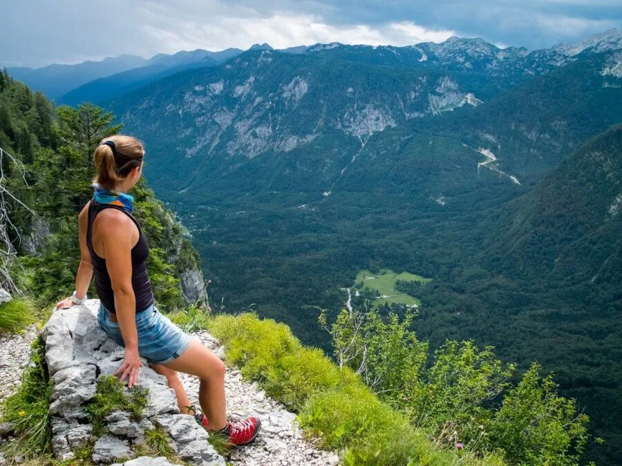 фотосессия для беременных в горах. прогулка беременных. прогулка беременных. туристический поход с детьми. креативная йога.