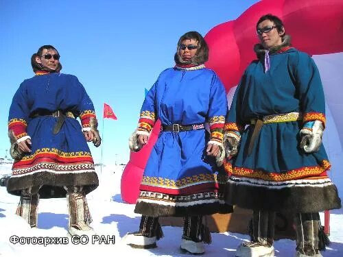 ханты манси оленеводы. национальная одежда ненцев малица. одежда народов севера малица. мужская одежда ненцев 6. национальный костюм ненцев ямала.