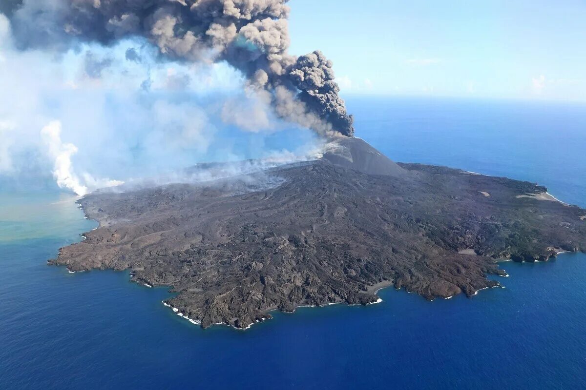 Volcano island. Нисиносима вулкан. Остров Нисиносима. Острова Огасавара Япония. Ниидзима остров.