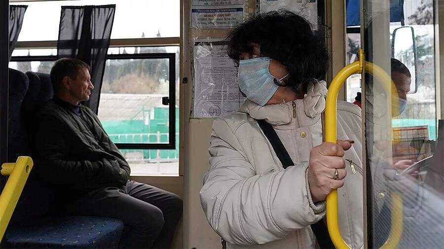 Бесплатный проезд в маршрутке. Пенсионеры в общественном транспорте. льготы в общественном транспорте. льготники в автобусе. бесплатный проезд в общественном транспорте.