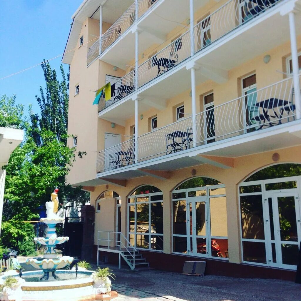 Гостиница астарта судак пляж. Судак первая линия. Судак гранд отель бассейн. Ресторан парус судак. Гостиница астарта судак фото.