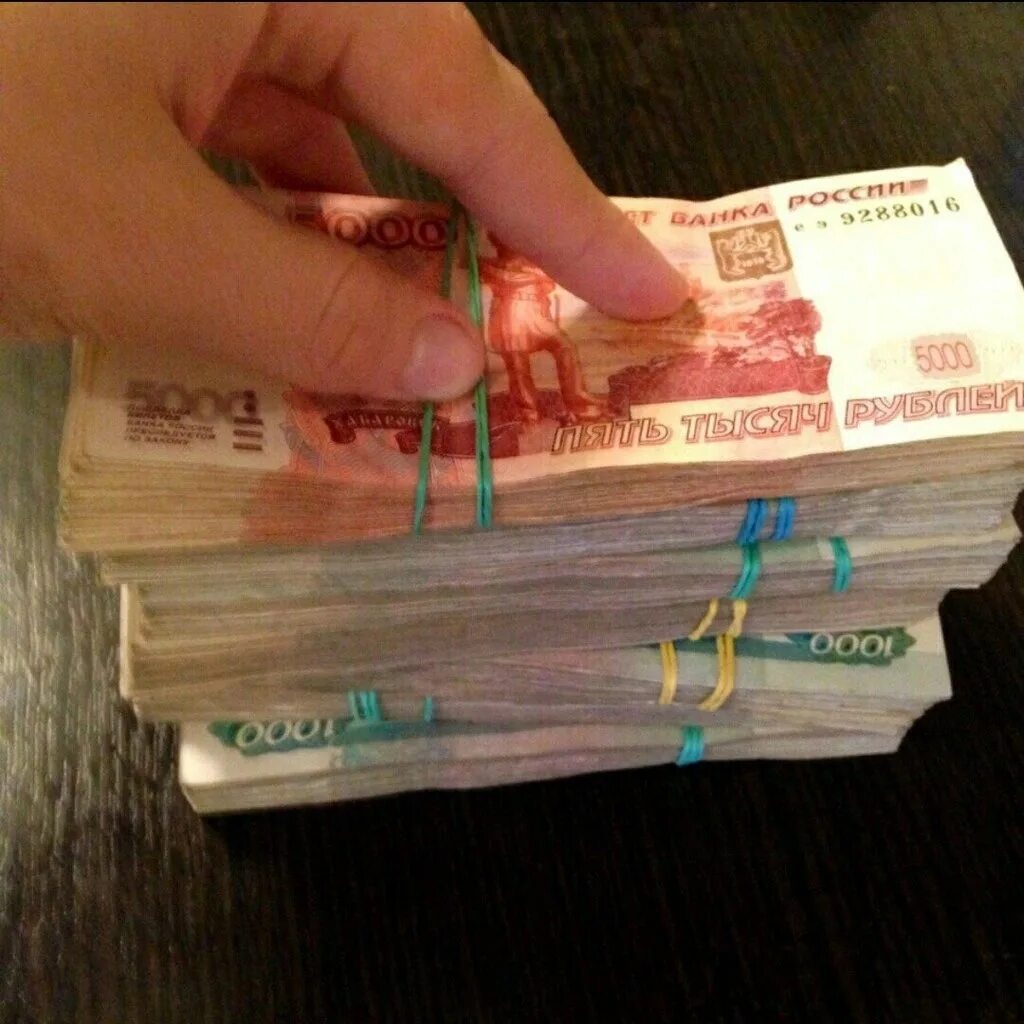 Куча денег. Флойд мейвезер богатый. Пятитысячные купюры в руках. Деньги на столе. Куча денег.