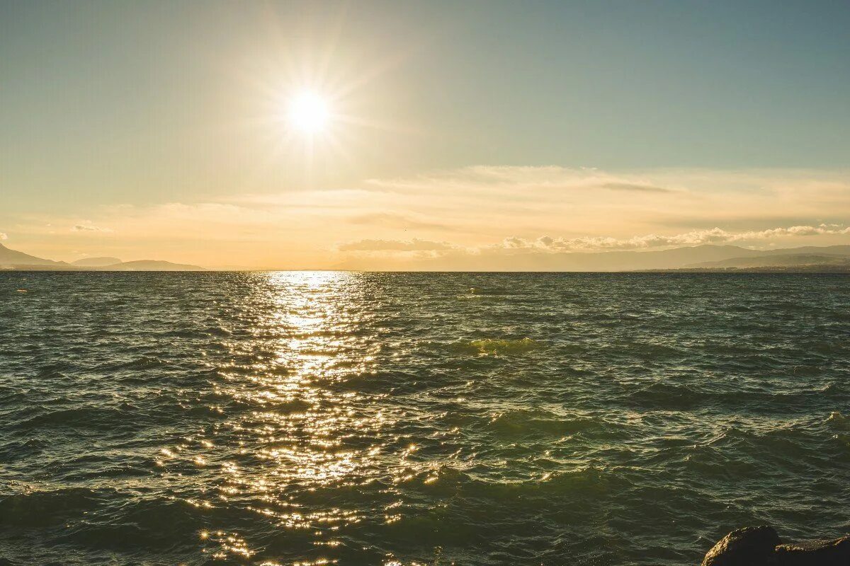Море солнце юг. Спокойное море. Восход на море. Солнечное море. Рассвет на море.