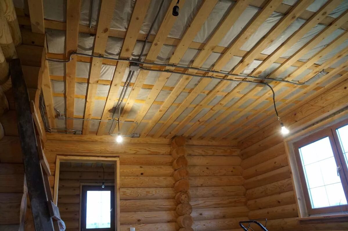 Монтаж электропроводки в квартире. Электромонтаж в частном доме. Электрика в доме. Металлорукав в деревянном доме. Электромонтаж.