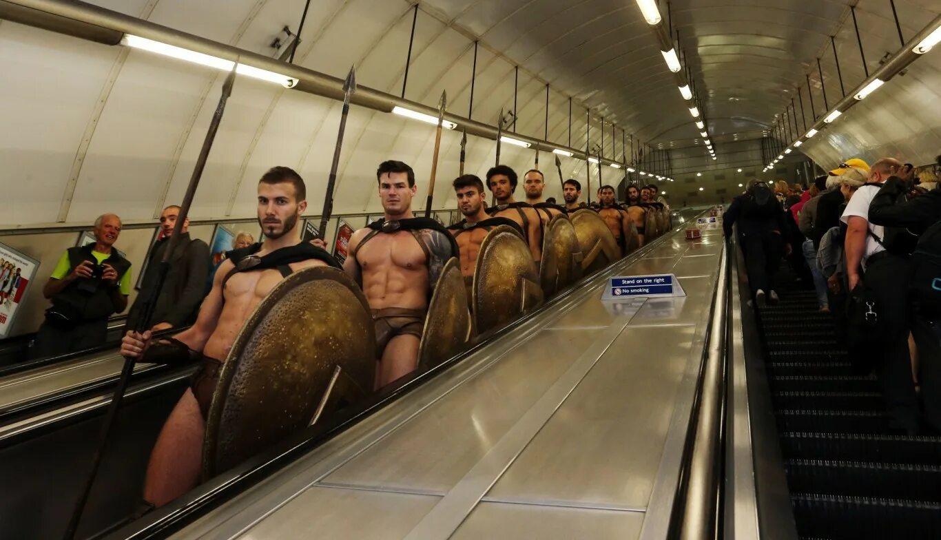 300 Спартанцев в лондонском метро. Спартанцы в метро Лондона. Смешное метро. Приколы в метро.