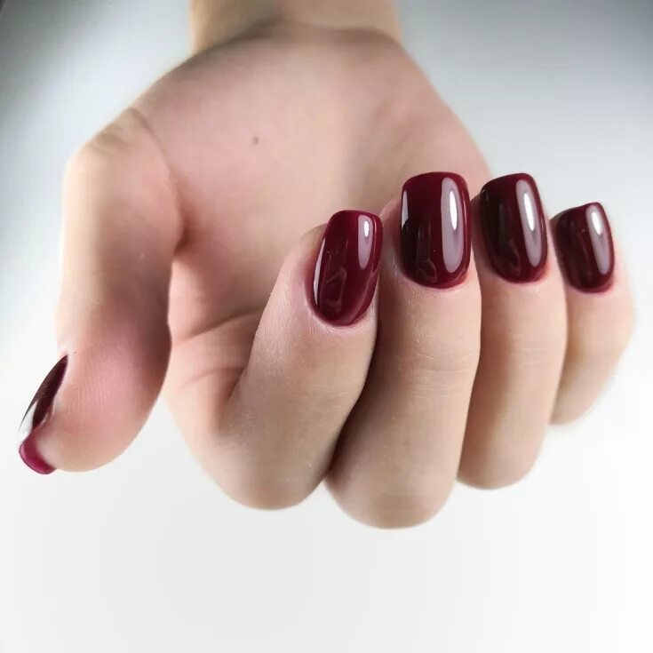 бордовый маникюр на короткие ногти. бордовый маникюр. бордовые ногти с блестками. маникюр бордовый с дизайном на мягкий квадрат. бордовый маникюр с блестками.