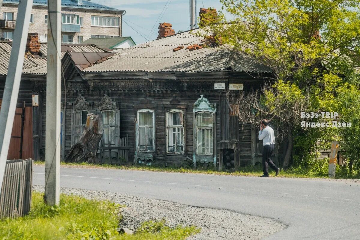 Старые дома в земле. Дома вросшие в землю. Здания врастают в землю. Дома вросшие в землю иркутск. Вросли в землю по брёвнышки.