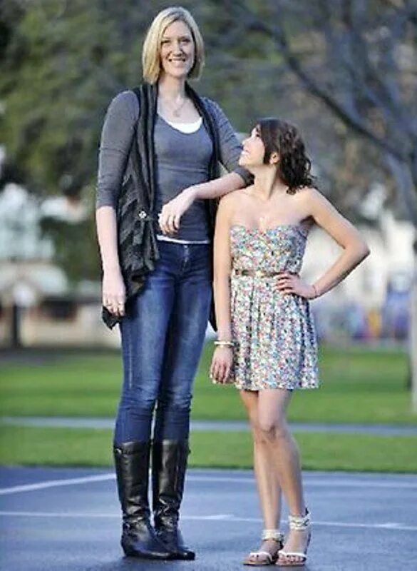 Высокие девушки видео. Алана Ренауд рост 209 см. Tall Алана. Девушка рост 209см. Немецкие девушки высокого роста.