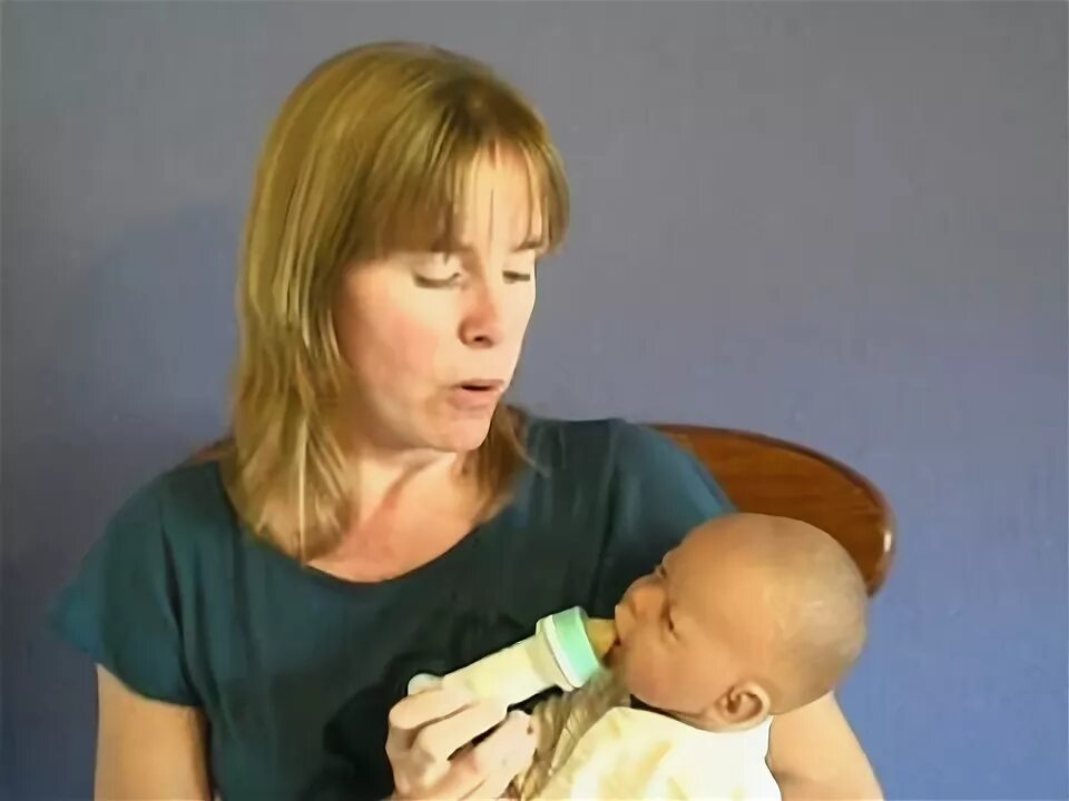 Mama cabbage breastfeeding. Sucks mother breast milk. Малыши завтракают с мамой. Кормление ребенка. Кормление ребенка с ложечки.