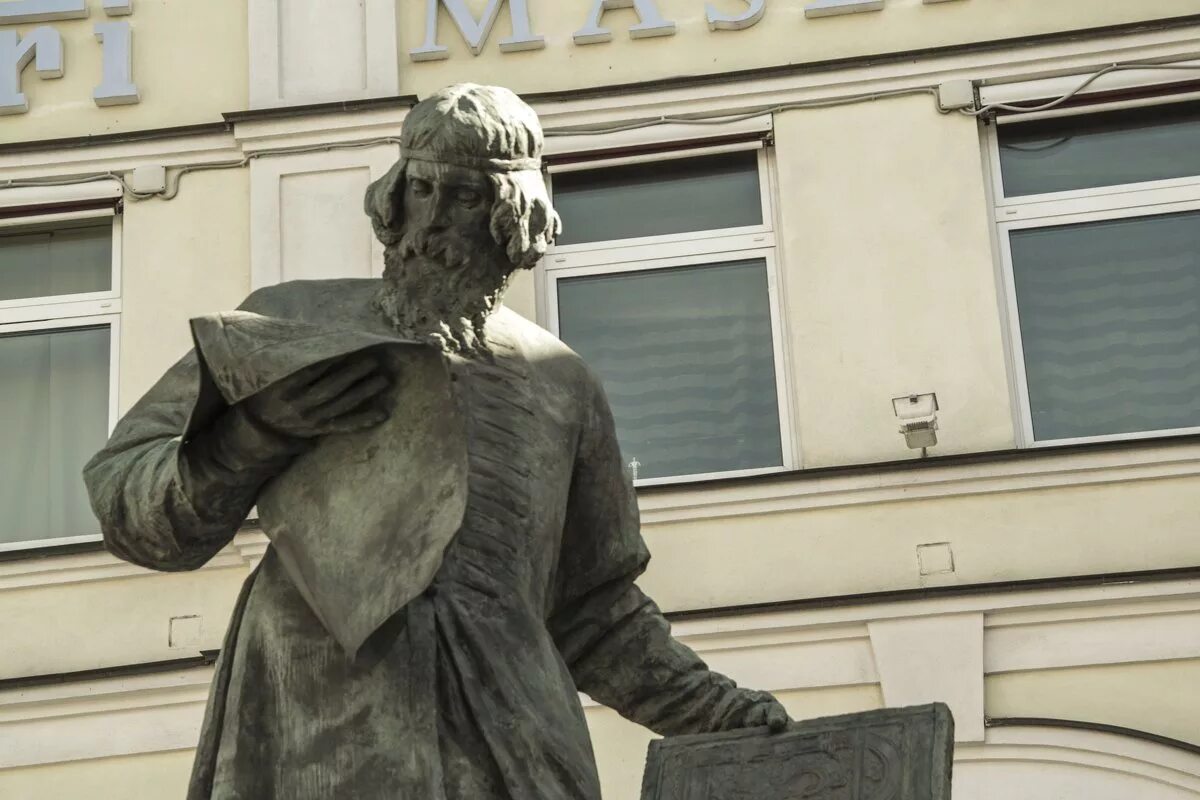 Федоров скульптура. Иван фёдоров первопечатник памятник в москве. волнухин – памятник и. федорову. волнухин памятник ивану федорову. волнухина памятник первопечатнику ивану федорову.