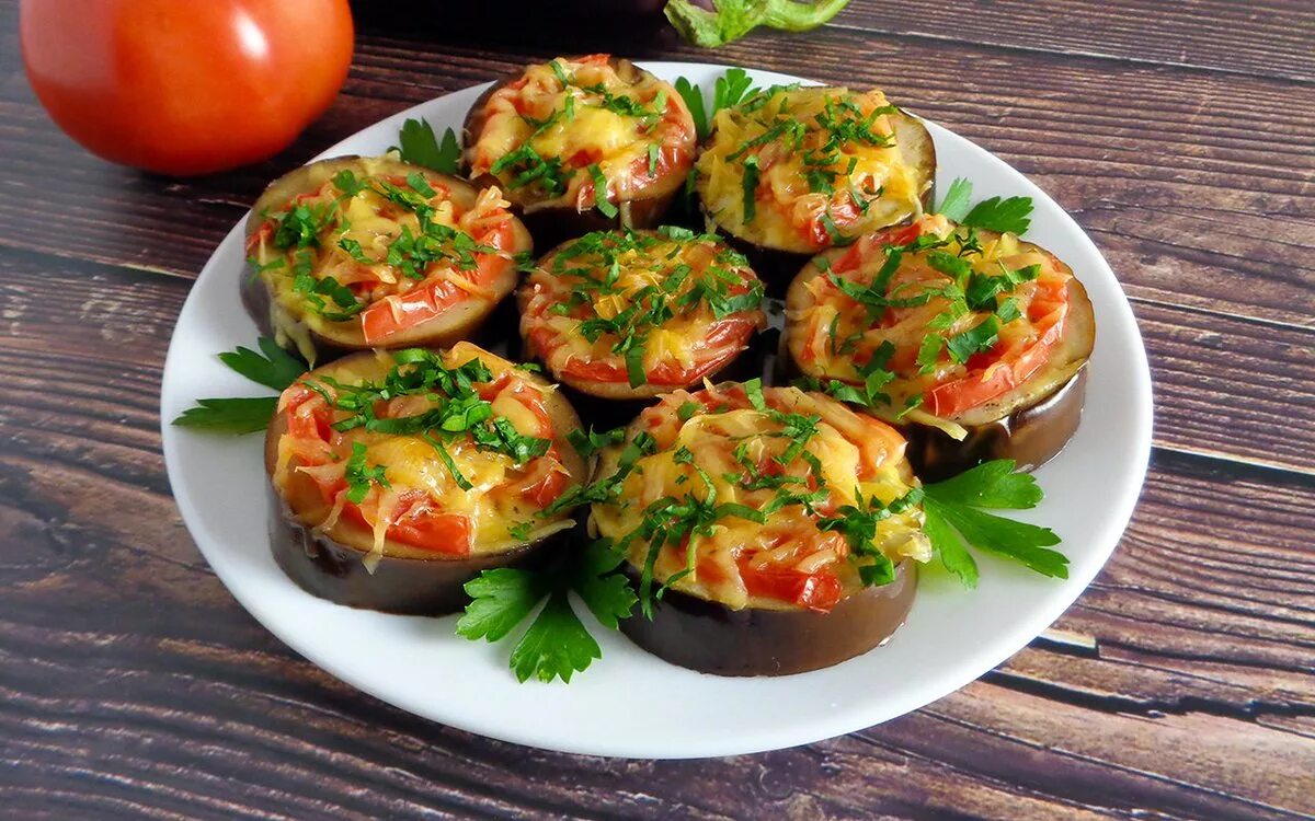 Баклажаны жареные с чесноком и помидорами. Закуска из баклажанов с помидорами и чесноком. Рецепт синеньких помидор. Баклажаны с помидорами и сыром. Баклажаны с помидорами и чесноком закуска.
