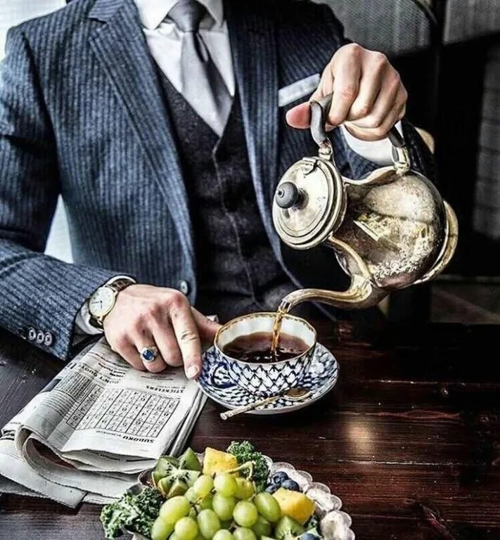 Час джентльмена. Джентльмен с кофе. Винтажный джентльмен. Джентльмен с часами. Кофе роскошь.