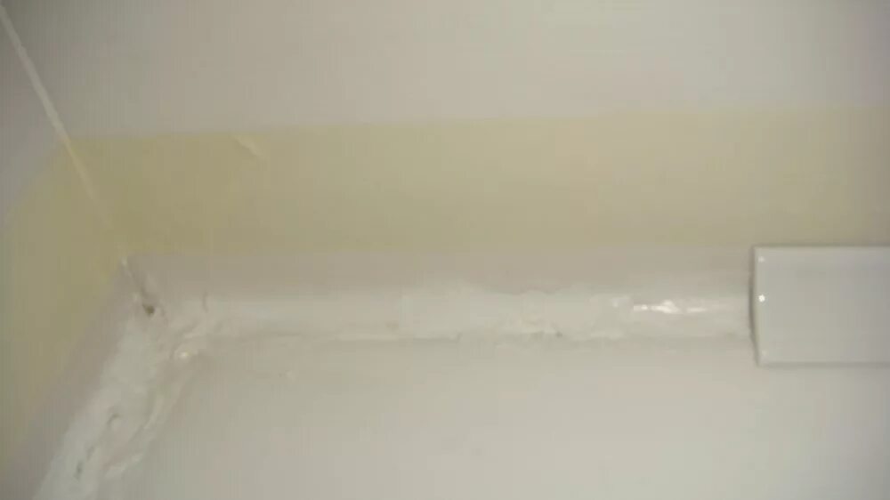 Плинтус для ванной. Напольный плинтус в ванной. Акриловый плинтус для ванны. Плинтус напольный в ванную комнату. Уголок плинтус для ванны пластиковый.