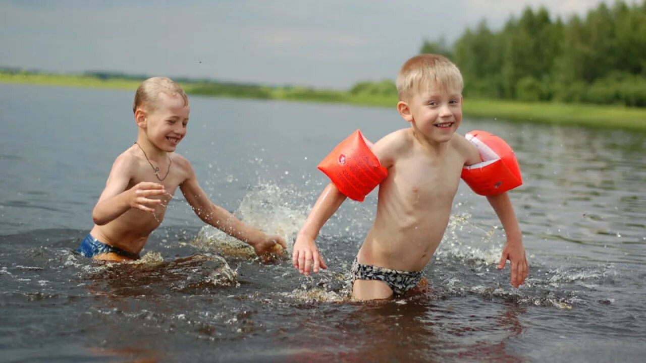 Купание. Лето дети купаются в реке. Дети на озере. Дед купается. Дети купаются в озере.