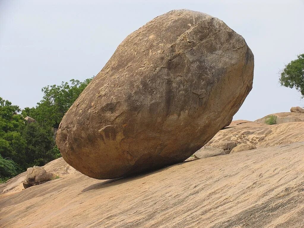 First stone. Огромный камень. Огромный булыжник. Большие каменные валуны. Тяжелый камень.