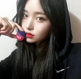Do you use lipgloss ? #kimnahee #김나희 #comelyu #cute #beautiful #model #kore...