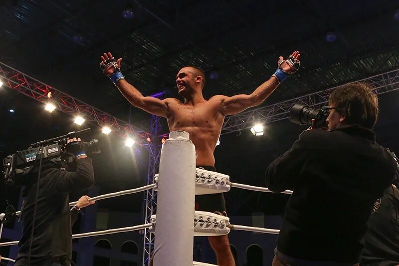 Спортзал бокс. Профессия тренер по единоборствам. Александр плаксин тренер боевым искусствам. Центр единоборств штурм. Единоборства нартова.