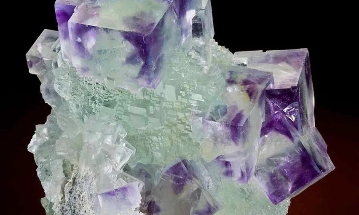 известные кристаллы. камни-самоцветы нерудные ископаемые. флюорит самородок. минерал цинкит кристалл. Kristall minerals с120.