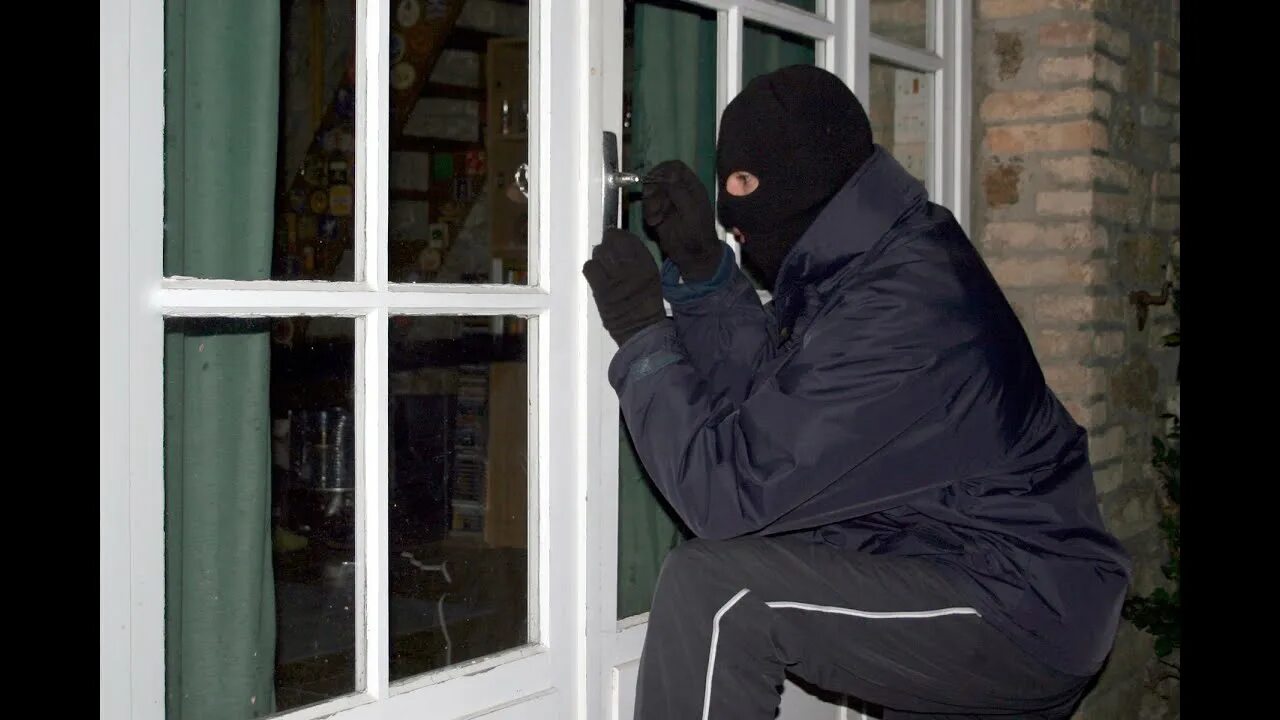 Проник в дом богача и обнаружил. Грабитель в доме. грабитель лезет в дом.